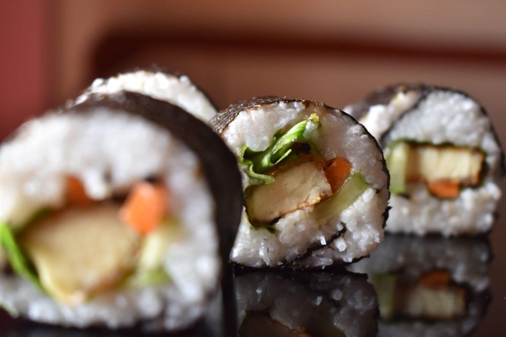Involtini di sushi vegani