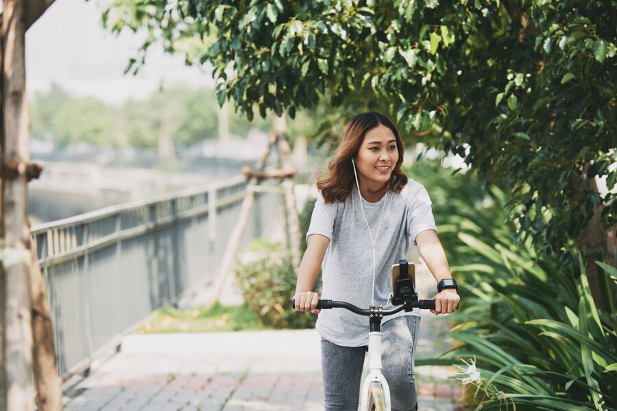 enjoying-cycling_1098-16494