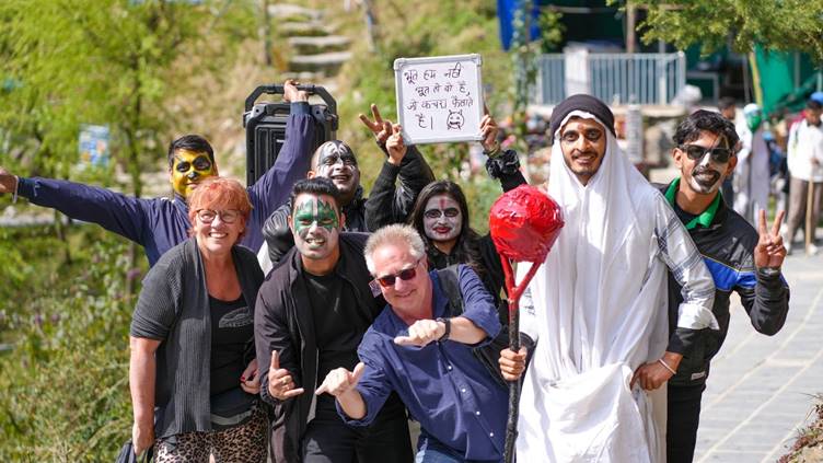 EcoDaan team dresses up as ghosts to spread the message of cleanliness. Tourists happily join in.
